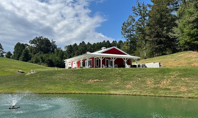 Alexander House | The Double B | Modern Farmhouse | Private Pond, Hot Tub, and Fire Pit