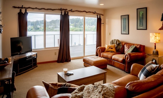 Florence Condo | The Dunes: Old Town WIFI River Front Near restaurants & shops. New LR furniture!