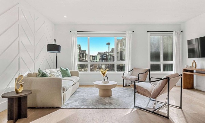 Sage Hill House | The Elevated Escape 4BR w/Rooftop, Parking x2, AC