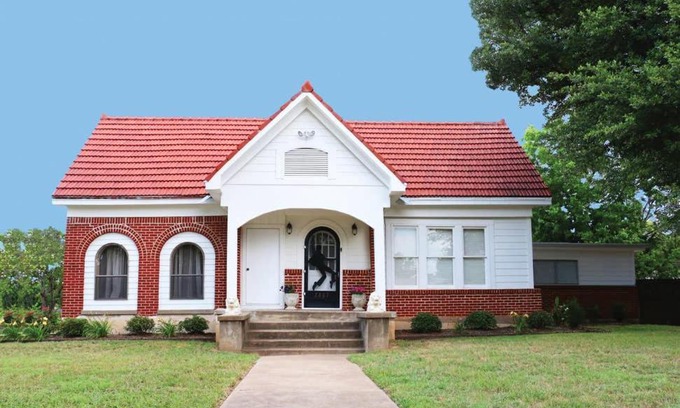 Dean Highland House | The Elvis House