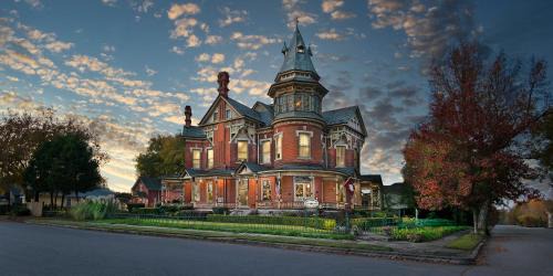 East of Broadway Bed & Breakfast | The Empress of Little Rock
