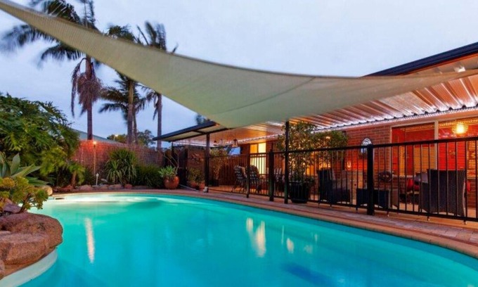Atwell House | The Entertainer: 4x2 with pool, close to beach and shops