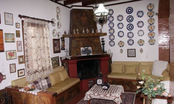 Soroni House | THE F.J. TRADITIONAL HOUSE IS A SPECIAL EXPERIENCE FOR SPECIAL PEOPLE.