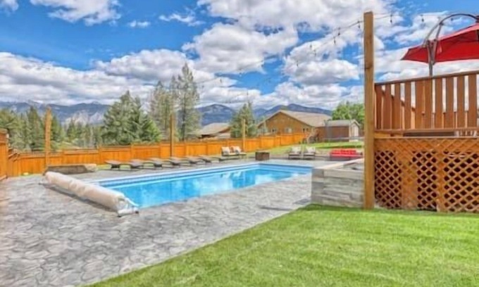 East Kootenay House | The Family Getaway: Relaxation with Pool & Hot Tub