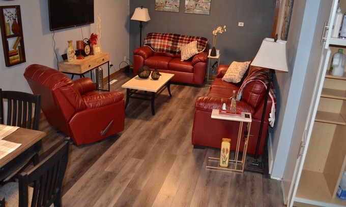 Sergeant Bluff House | The Farmhouse.only in town!