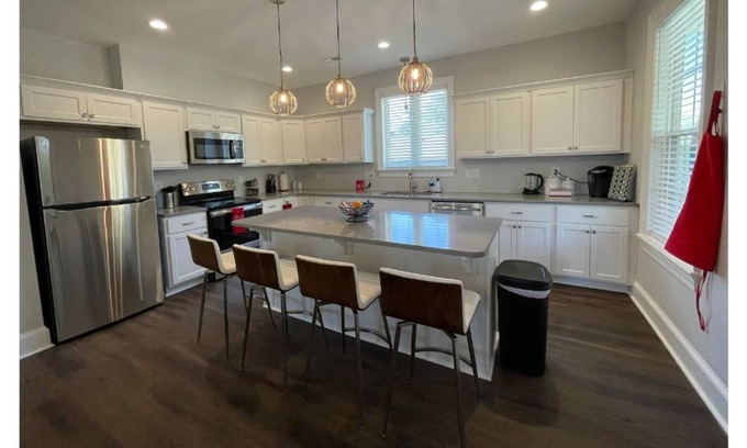 Greenville House | The Fez-Bright Private New Home near ECU/Vidant