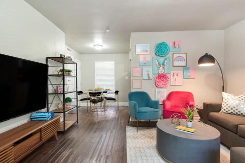 Oakmont Heights Apartment | The Flamingo 102 l Pool I 65 Smart TV I Sleeps 5