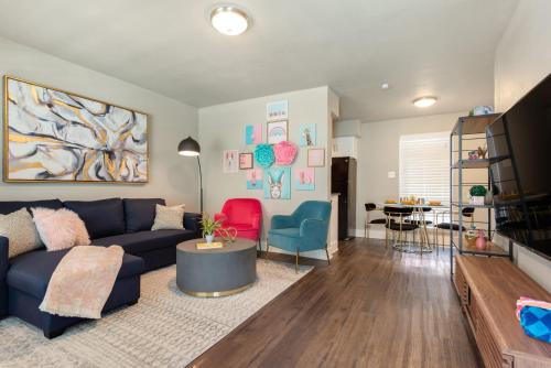 Oakmont Heights Apartment | The Flamingo 103 l Pool l Sleeps 5 l 65 Smart TV