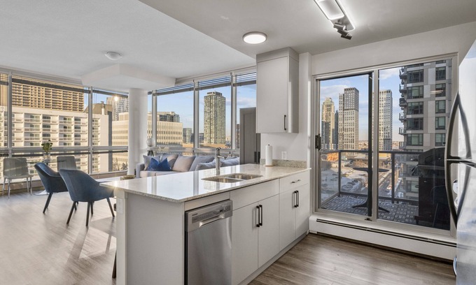 Beltline Apartment | "The Fossil," King Bed, Underground Parking, Downtown views, Walk to Saddledome