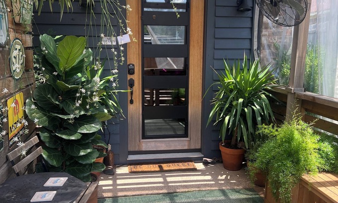 Plano Apartment | The Garage Suite – Eclectic Chic Studio in the Heart of Plano