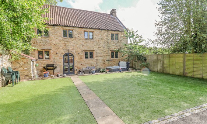Teversal Cottage | THE GATEHOUSE, pet friendly, character holiday cottage in Mansfield