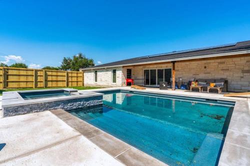 McNeil House | The Gateway - 6BED W Two Houses GameRoom & Pool