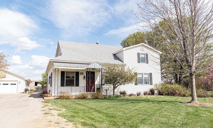 Partridge House | The Gathering Place 6 BR 4 Bath in rural Hutchinson!
