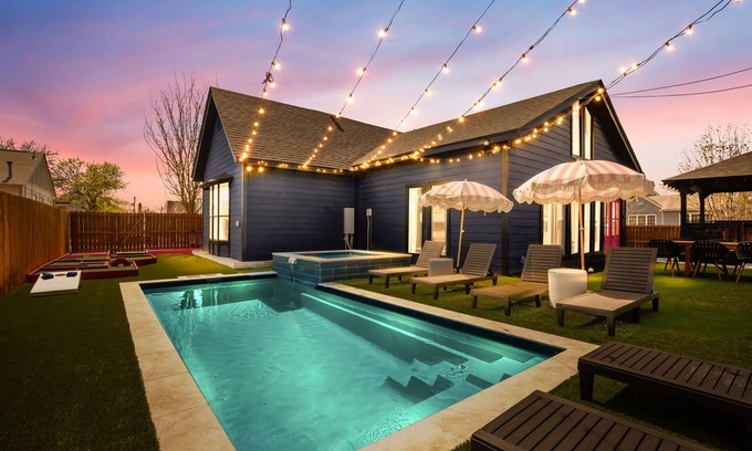 Monticello Park House | The Gatsby - Sleeps 22 + Heated Pool, Spa, Putt-Putt