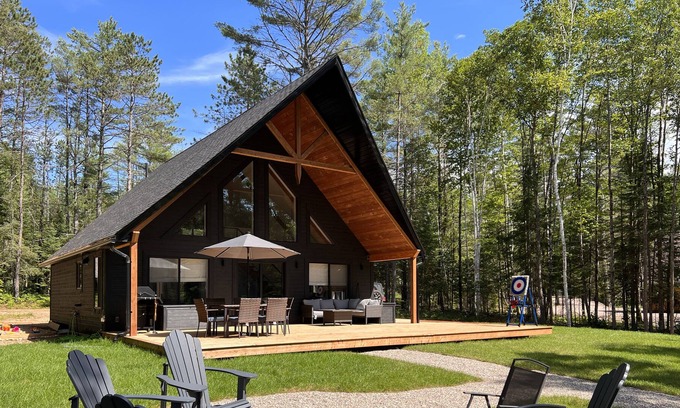 Fort Coulonge Cottage | The Goat Haus: Luxury Waterfront Cottage - Quebec (1.5hrs from Ottawa)