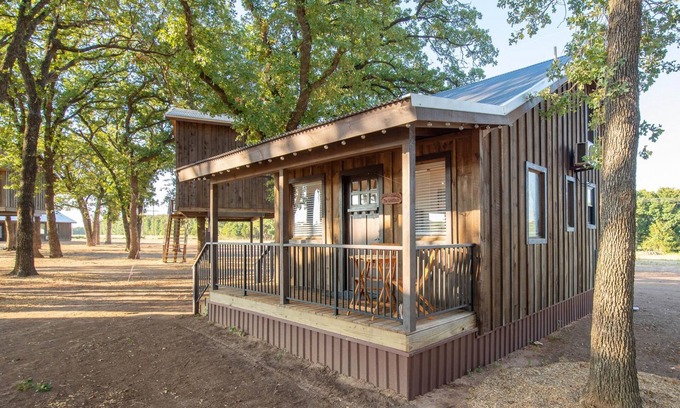 Elm Mott House | The Goldfinch Cabin 15 MIN to Magnolia Baylor