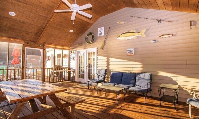 Lynn Cabin | The Good House -Lake Lanier Lakefront, Canoe/Kayak