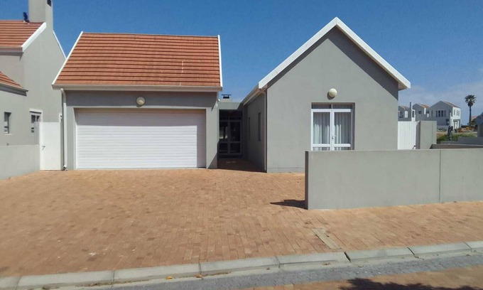 Port Owen House | The Grace @ Pelican Bay is a delightful canal-side retreat located in Port Owen.