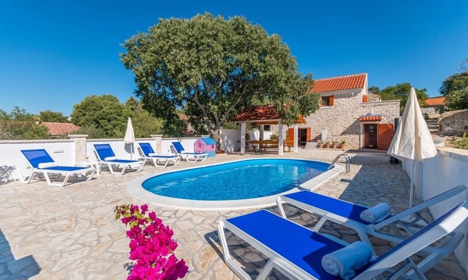 Stankovci Villa | The Grandfathers courtyard villa with heated pool
