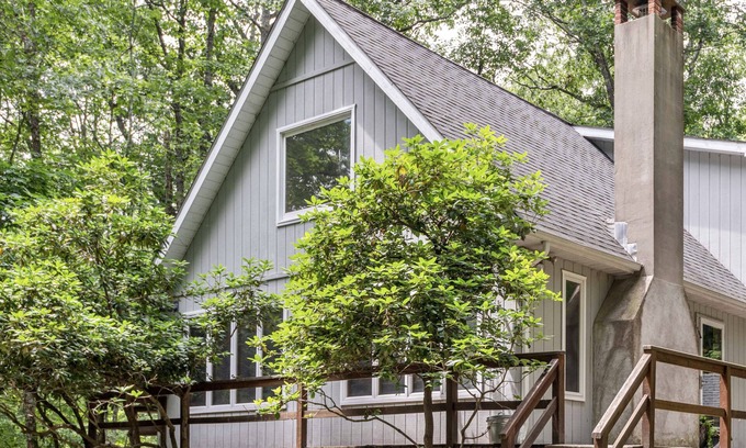 White Mills Ski Chalet | The Gray Chalet - private lot close to Lake Wallenpaupack & downtown Hawley