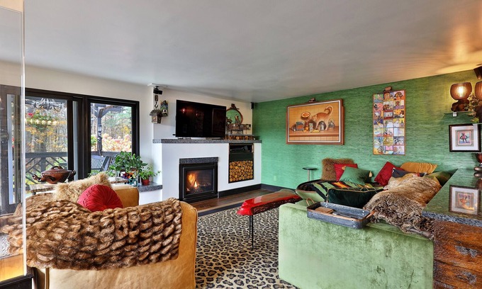 Killington House | The Green House: Killington's Most Unique Ski Home. Close to Resort. Hot Tub. Upper Unit