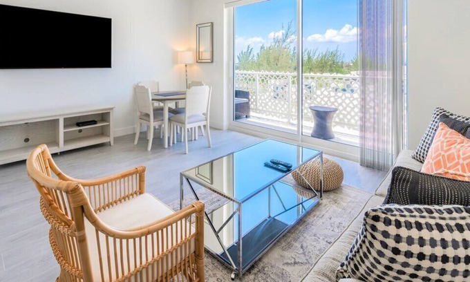 Seven Mile Beach Apartment | The Grove 1BR Apt /w Rooftop Pool+Onsite Amenities