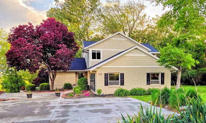 Little Rock Canyon House | The Happy Valley Home-Newly Remodeled Home, Huge & Spacious Yard, Amazing Views