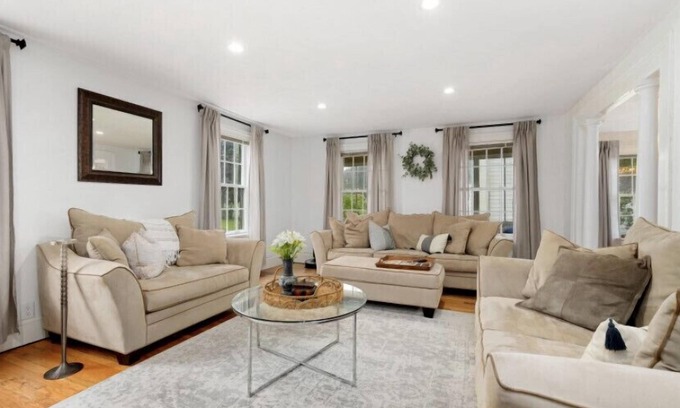 Hamilton House | The Healy House - In the Village of Hamilton