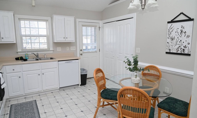 Greenville House | The Heir - Spacious 2 bedroom home