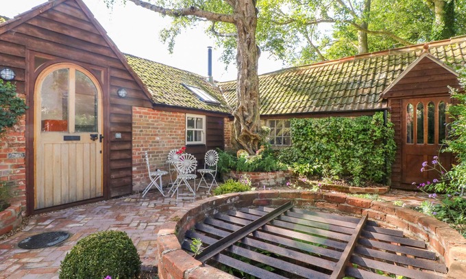 Little Coxwell Cottage | THE HEMMEL, pet friendly, character holiday cottage in Faringdon