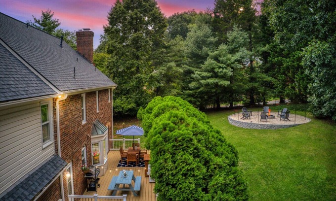 High Point House | The High Point Escape | 5 BDR + Pool + FirePit + Basketball + Ping Pong