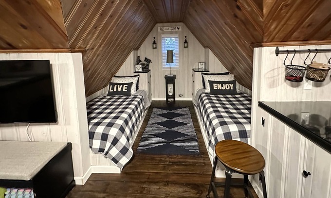 Lebanon House | The Homespun Landing w/new hot tub