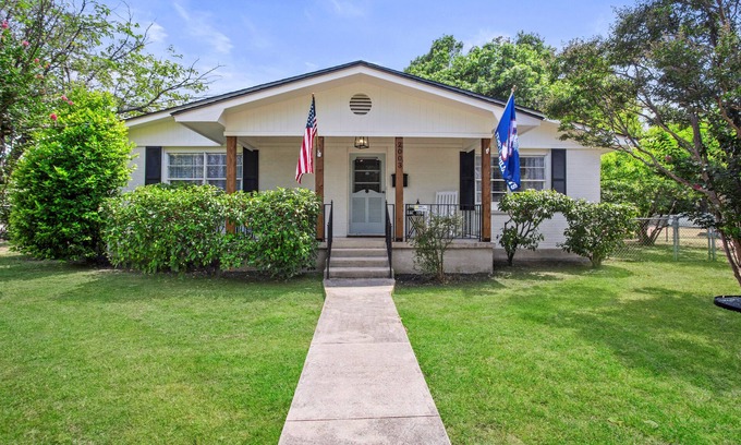 Temple House | The Hometown Cottage is centrally located in the heart of Temple.