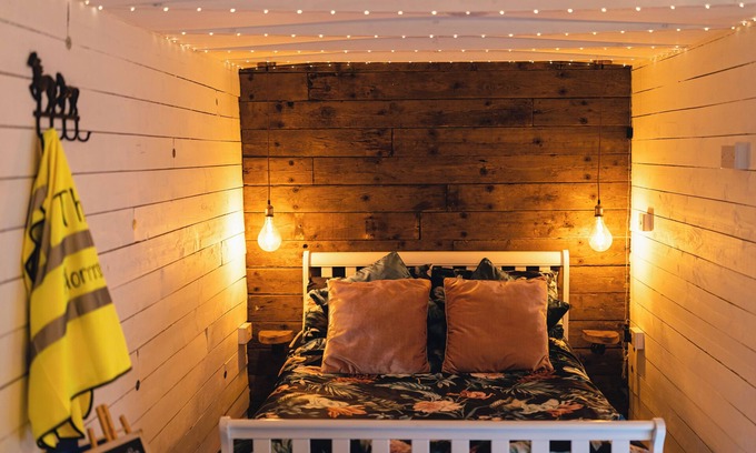 County Meath Cabin | The Horrrsebox Tinyhouse🐎nQuirky romantic Tiny House with Hottub In Ireland.