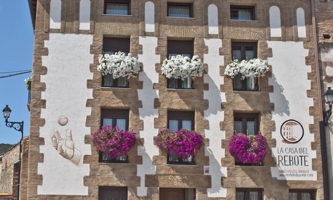 Acedo Apartment | THE HOUSE OF THE REBOUND. Barda study: 2 beds of 90cm, bathroom, living room-kitchen-dining room.