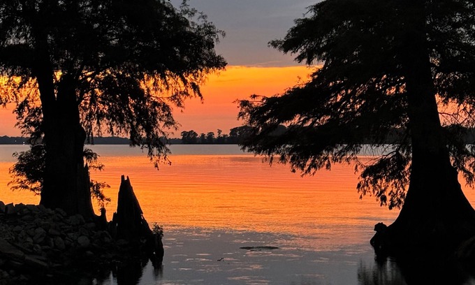 Hornbeak House | The Hut. Cozy 2-bedroom mobile home on peaceful Reelfoot Lake with boat shed