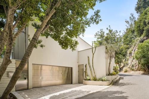 Hollywood Hills West Villa | The Icon on the Hollywood Hills