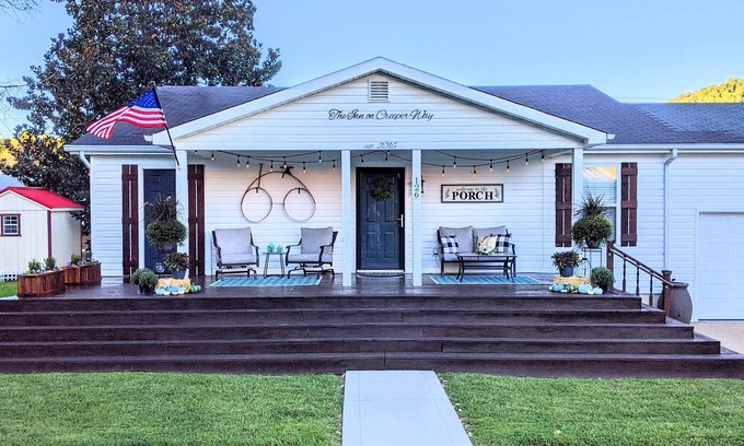 Damascus House | The Inn on Creeper Way ~ cozy & right on the trail