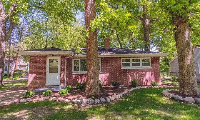 Wooded Estates House | The Joyce - Updated Wooded Estates 3 bedroom house, easy walk to stadium and Backer!