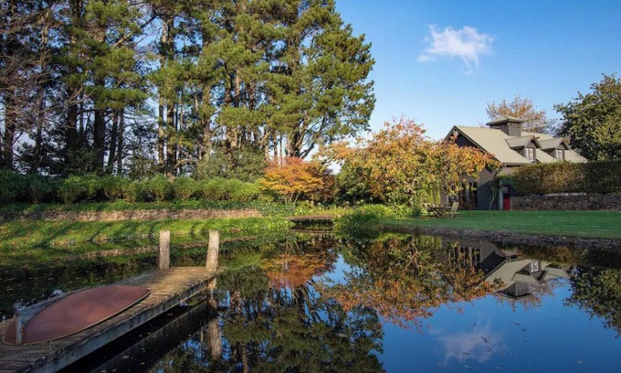 Wildes Meadow House | The Lakeside Barn - Design Masterpiece with Views!