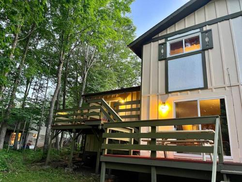 Hurley House | The Lakeside Eagle's Nest Near the Trail