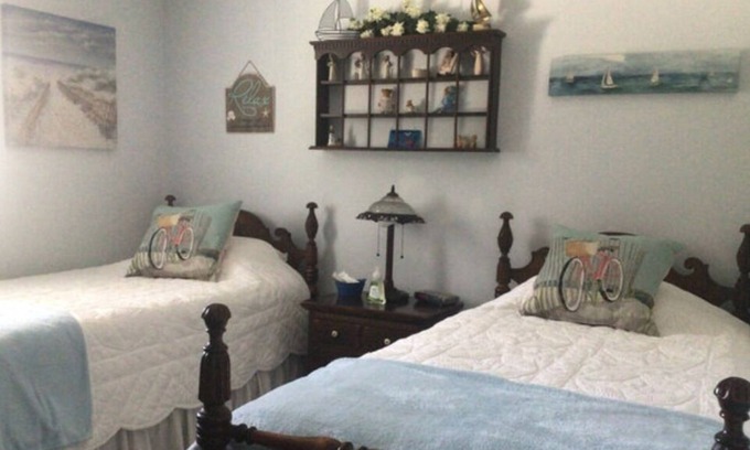 Norwich Bed & Breakfast | The Lakeside Room w/ two twin beds