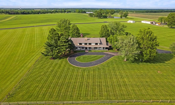 Pleasant Hill House | The Landing(43MO) - Luxurious Lodge Sleeps 20 + Airway Strip + Hot Tub