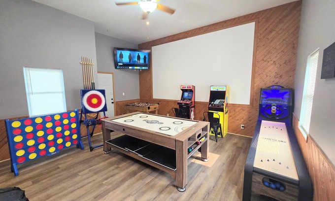 La Salle House | The Lasalle Lounger. Full game room! King beds. Walk to downtown.