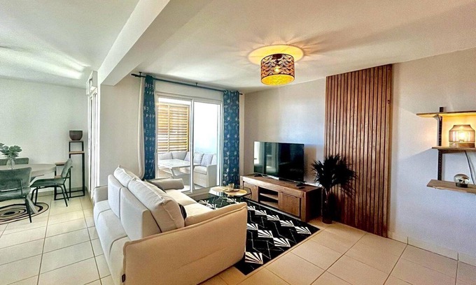 Saint-Denis Apartment | The Little Nest – Sea View, Comfort & Parking