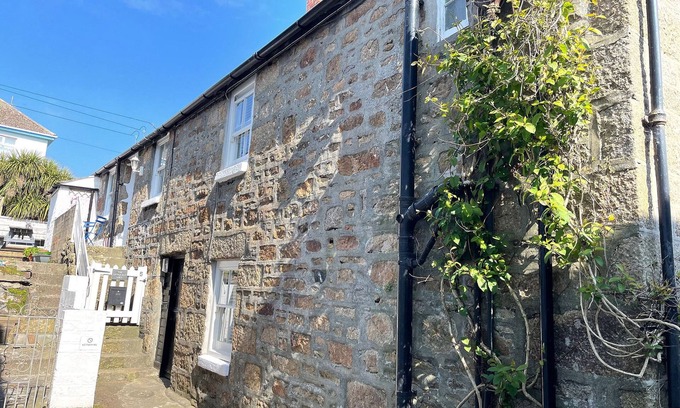Mousehole Cottage | THE LITTLE NET LOFT, pet friendly, with open fire in Mousehole