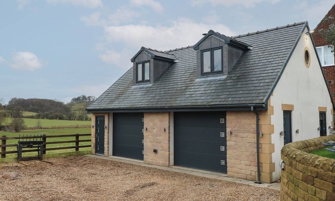 Crich Cottage | THE LOFT AT AMBER VIEW, romantic, with open fire in Belper