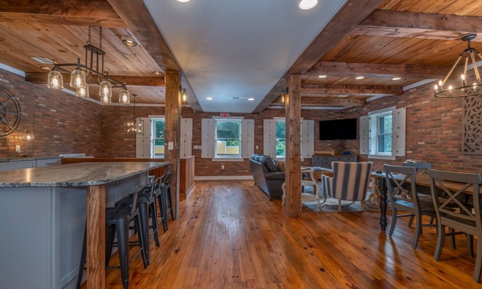 Lynn Apartment | The Loft on Trade Street | Newly Renovated | Downtown Tryon