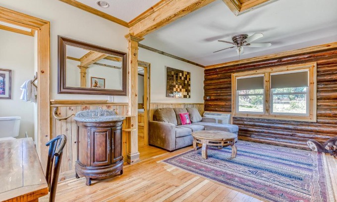 White Salmon House | The Logs Bear Cave