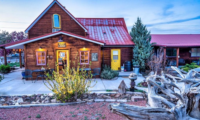 Escalante Hotel | The Loubird Inn